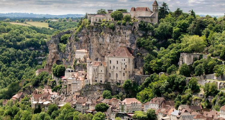 Pueblo costero con arquitectura histórica.