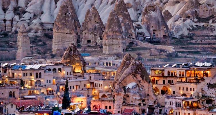 Formaciones rocosas únicas con edificios integrados en el paisaje.