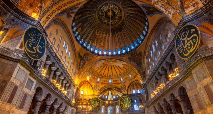 Interior intrincadamente decorado de una cúpula histórica.