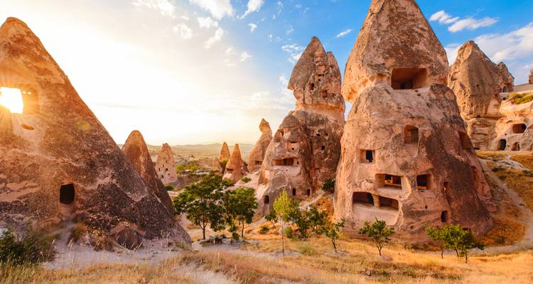 Formaciones rocosas famosas bajo un cielo brillante.