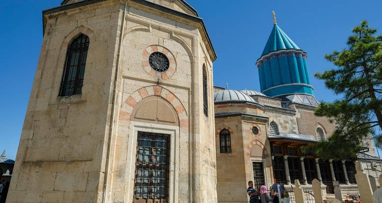 Edificio histórico con una cúpula de azulejos turquesa.