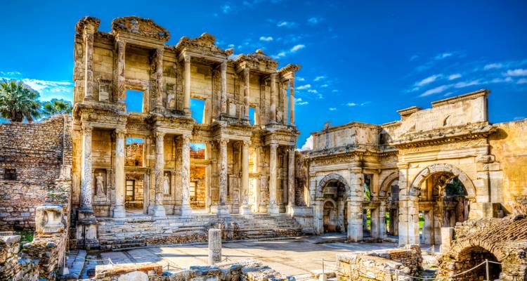 Antiguas ruinas de piedra bajo la luz brillante del sol.