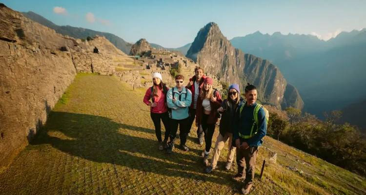 Grupo de personas en Machu Picchu.