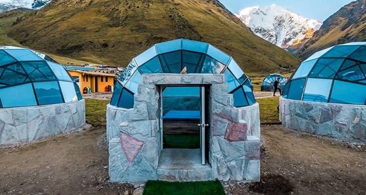 Alojamiento en iglús con fondo montañoso.