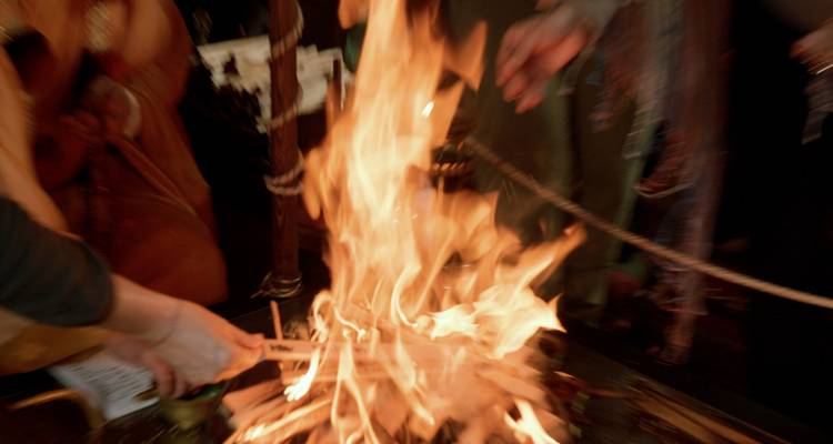 La gente se reunió alrededor de un fuego, realizando un ritual.