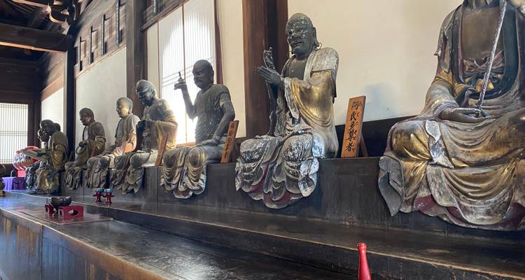 Fila de estatuas dentro de un templo.