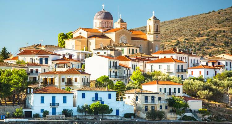Vista panorámica de un pueblo en la cima de una colina con una iglesia prominente.