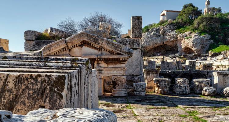 Ruinas antiguas con estructuras de piedra tallada.