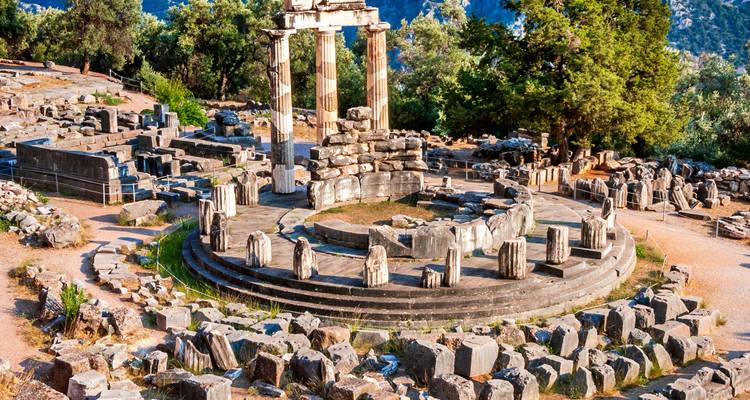 Ruinas de una estructura de templo circular con columnas.