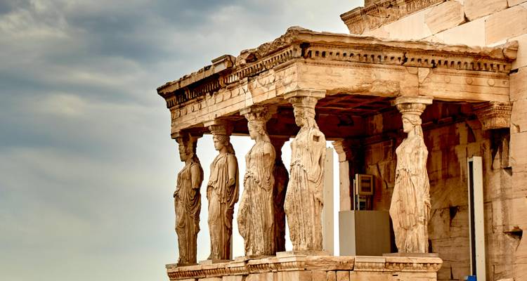 Primer plano de las estatuas de las Cariátides en la Acrópolis.