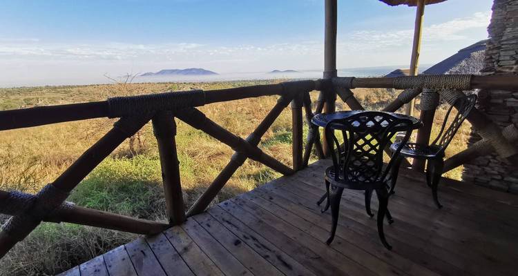 Paysage pittoresque vu depuis une terrasse en bois.