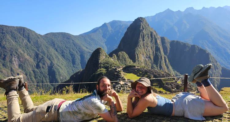 Dos personas posando frente a Machu Picchu.