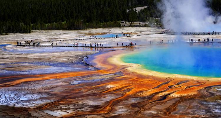 Source géothermale colorée avec passerelle et visiteurs à Yellowstone.