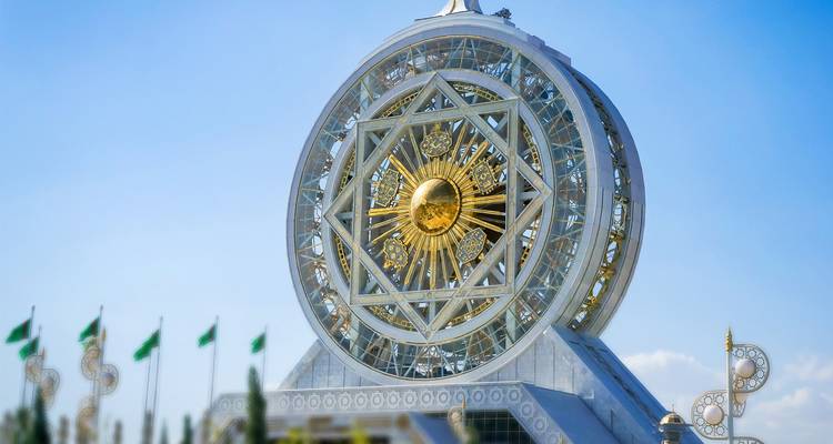 Monument made of glass and metal with circular elements.