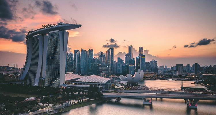 Horizon urbain moderne au crépuscule, possiblement à Singapour.