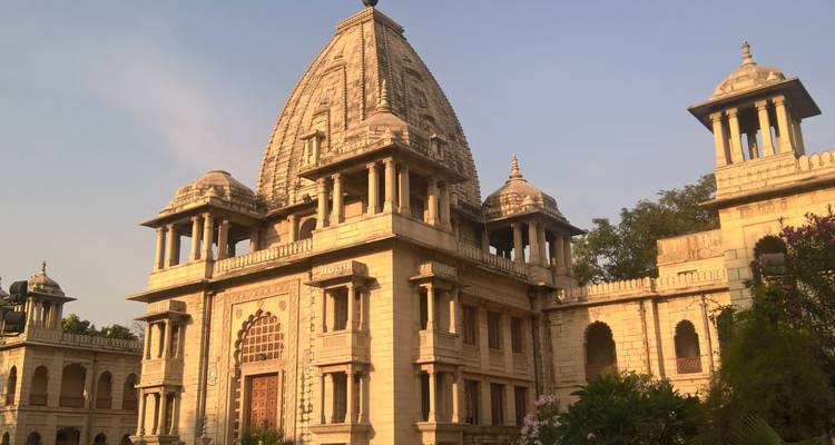 Templo histórico con tallados intrincados.
