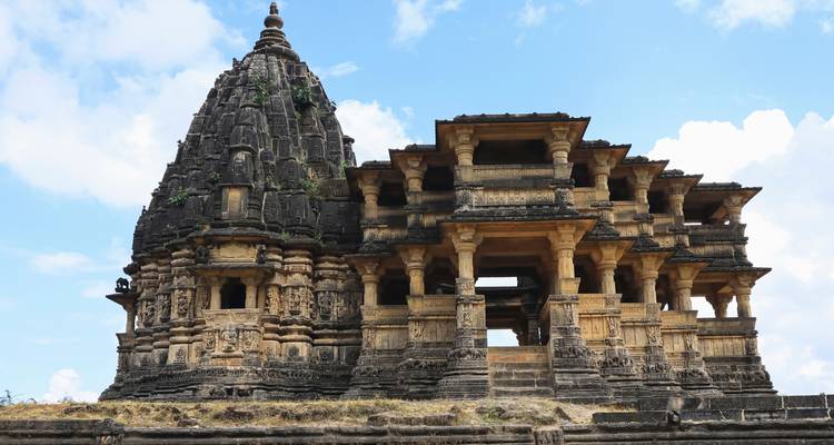 Templo antiguo con arquitectura de piedra detallada.