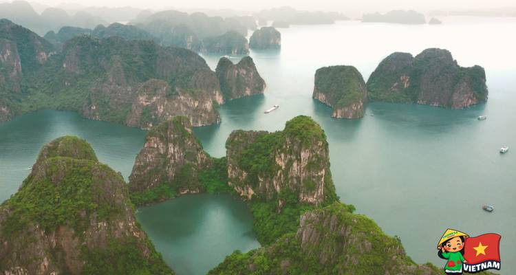Rotsformaties in een baai met kalme wateren.