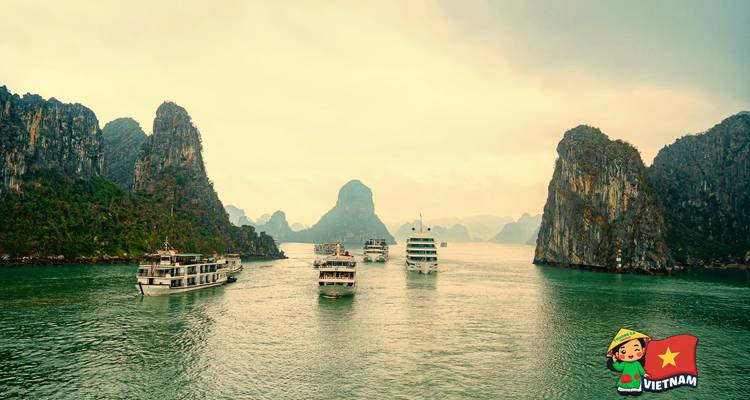 Boten die navigeren door rotsformaties.