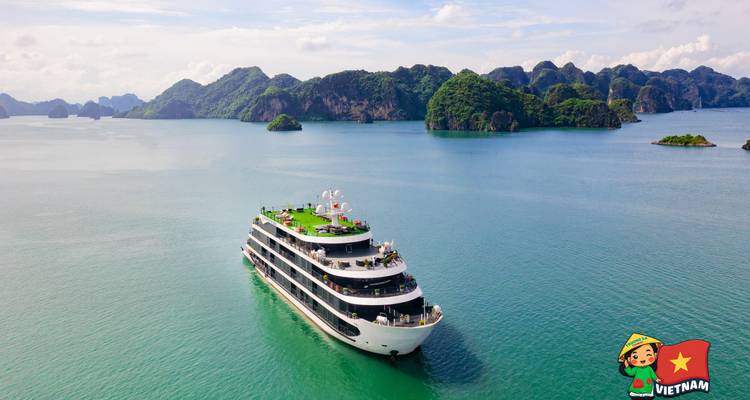 Luxe cruiseschip in serene wateren.