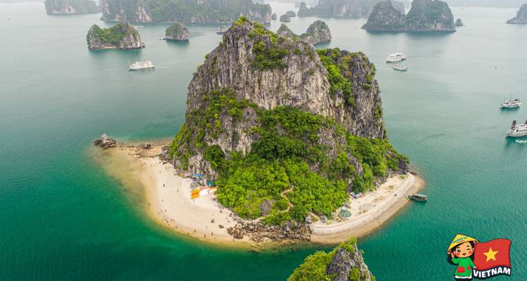 Luchtfoto van een kalkstenen eilandje omringd door turquoise water in Halong Bay.