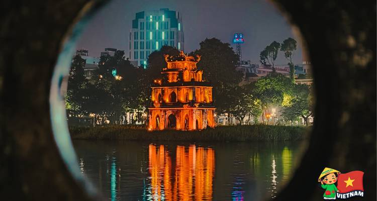 Verlichte pagode op het water tijdens de nacht.