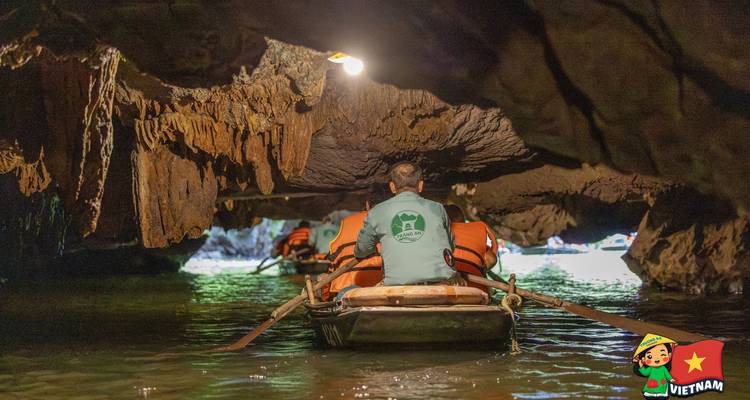 Persoon die een boot roeit in een grot.