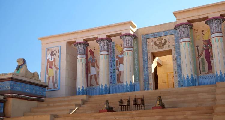 Nachbildung eines ägyptischen Tempels mit Hieroglyphen und Sphinx-Statue.