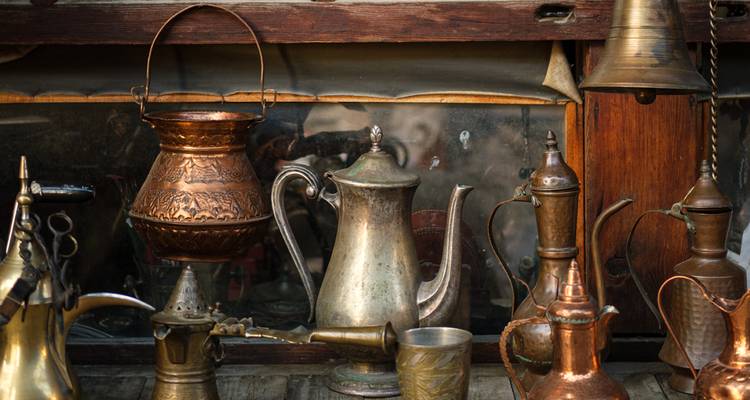 Colección de artículos metálicos vintage en exhibición.