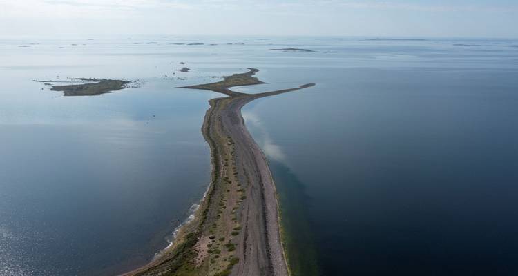 Vista aérea de una isla larga y estrecha en el mar.