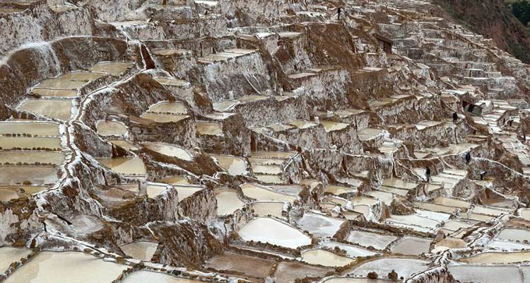 Vista aérea de minas de sal con formaciones en terrazas.