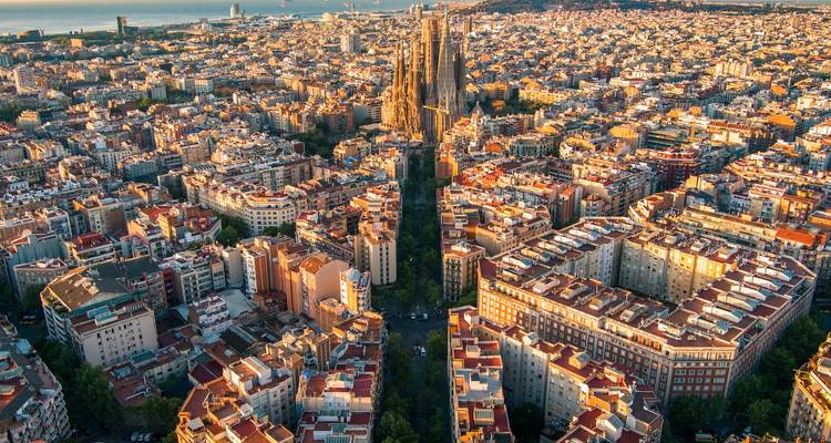 Vista aérea de una ciudad con una catedral emblemática.