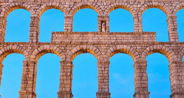 Fragmento de un acueducto romano contra el cielo azul.