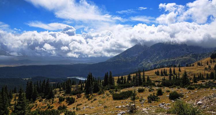 Vasto paisaje con montañas bajo un cielo nublado.