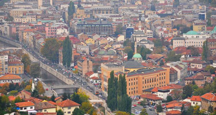 Paisaje urbano con edificios históricos y un río.