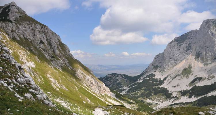 Paisaje montañoso con cielo despejado.