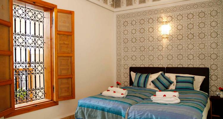 Habitación de hotel acogedora con decoración tradicional marroquí.