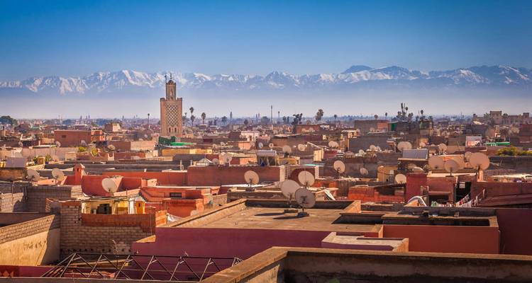 Una vista panorámica de Marrakech con las montañas del Atlas al fondo.