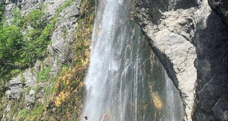 Cascade avec des gens debout dessous.