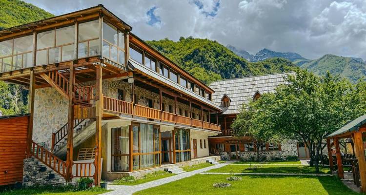 Charmant bâtiment sur fond de montagnes.