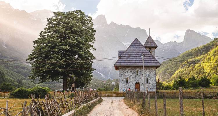 Charmante église située dans une région montagneuse.