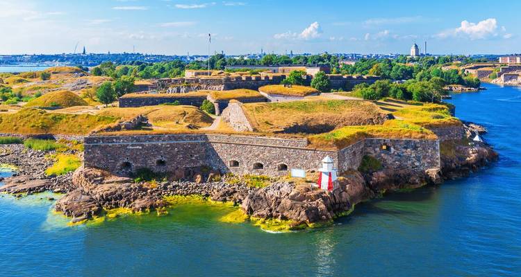 Luftaufnahme der Meeresfestung Suomenlinna, umgeben von Wasser.