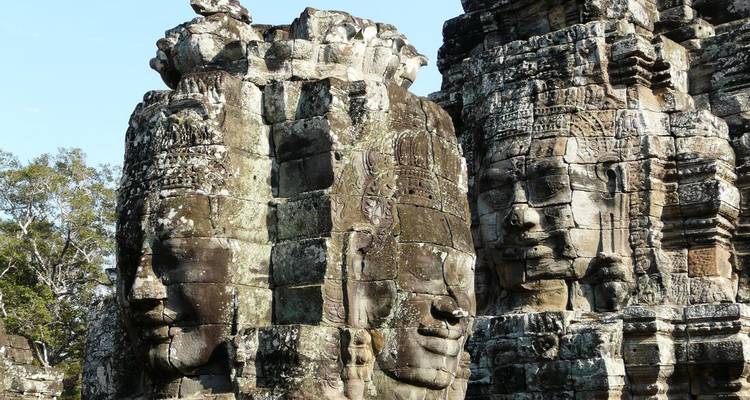 Nahaufnahme der Bayon-Tempel-Schnitzereien mit friedvollen Gesichtern.
