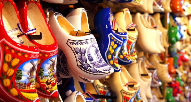 Éventail coloré de sabots en bois hollandais décoratifs exposés à la vente.