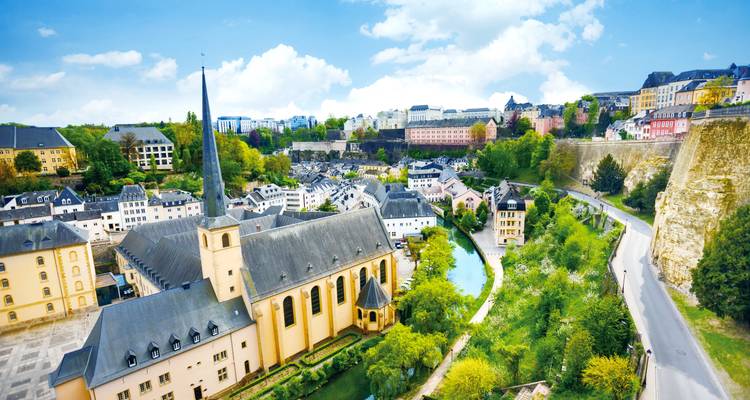 Vue aérienne de la vieille ville de Luxembourg, clocher d'église et vallée verdoyante profonde.