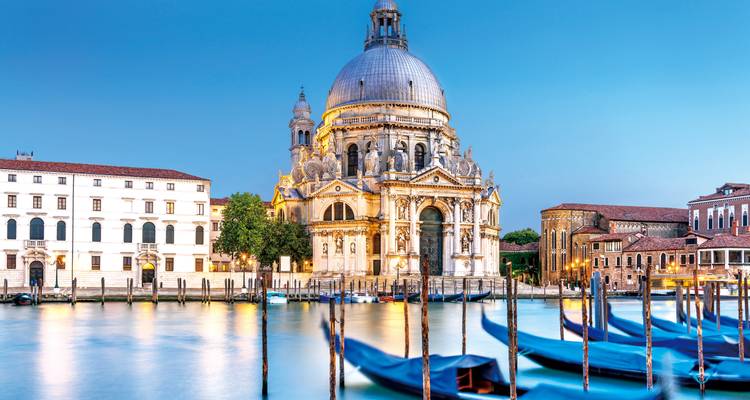 Basilique Santa Maria della Salute et gondoles se balançant doucement au crépuscule sur le Grand Canal de Venise.