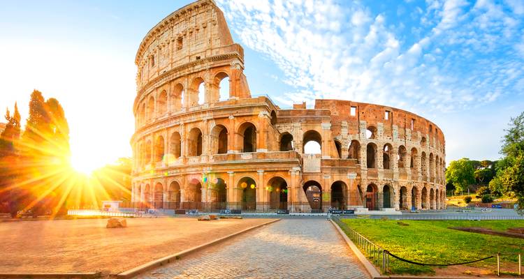 Un rayon de soleil illumine les arches de l'ancien Colisée à Rome.