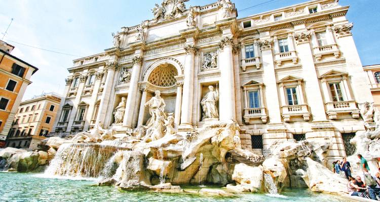Splendeur baroque de la fontaine de Trevi avec ses eaux en cascade et ses visiteurs admiratifs.