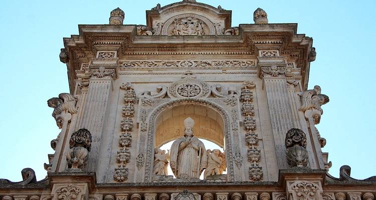 Detalle arquitectónico ornamentado de una estructura histórica.