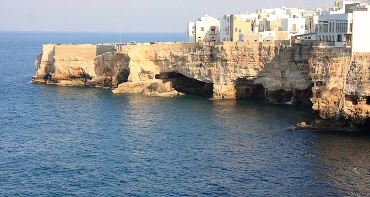 Acantilado costero con edificios y el mar.